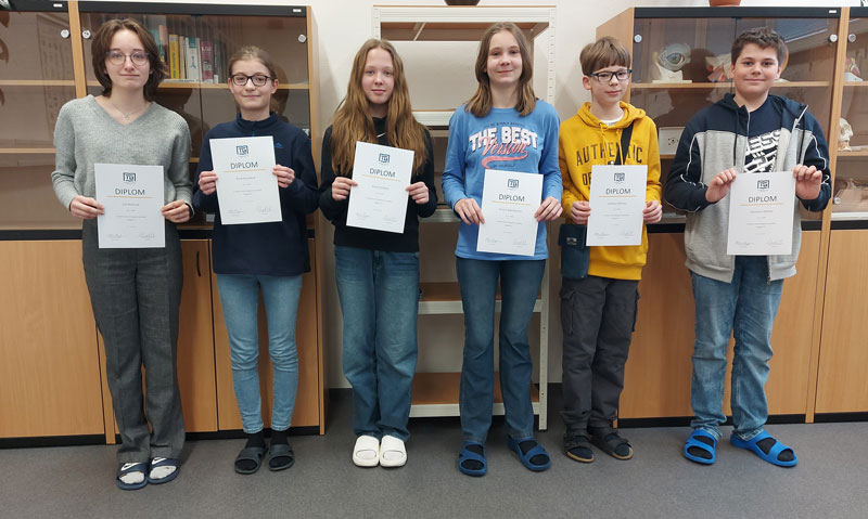 Soutěžící s diplomy